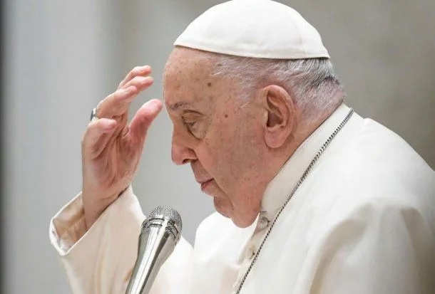El Papa Francisco trabaja en el hospital El Papa Francisco trabaja en el hospital