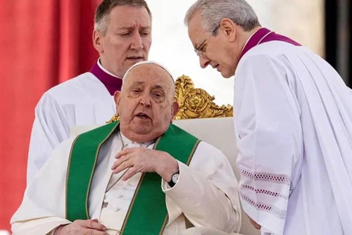 El Papa Francisco debió interrumpir su homilía por problemas respiratorios