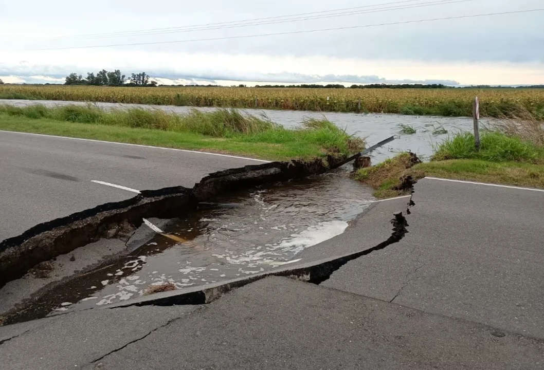 Insólito: un río se comió una ruta en Córdoba