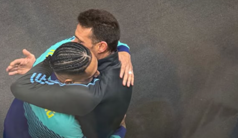 Abrazo entre Lionel Scaloni y Raphinha tras las provocaciones del delantero