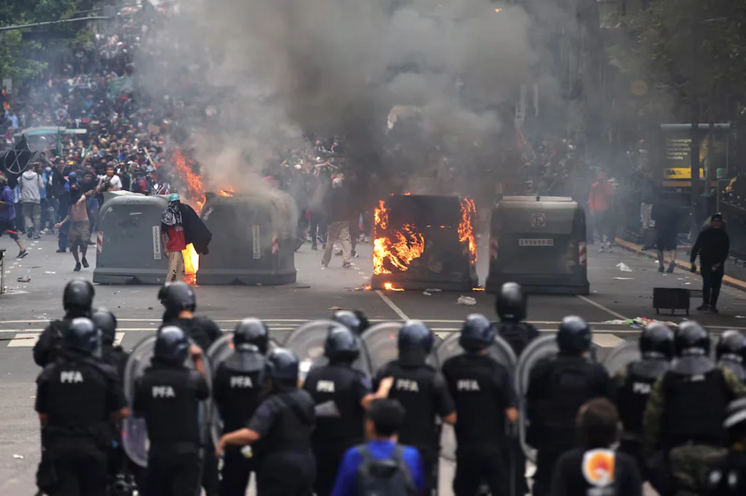 Día de violencia dentro y fuera del Congreso