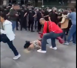 Un policía empujó a una jubilada y le rompió la cabeza durante la marcha de los jubilados