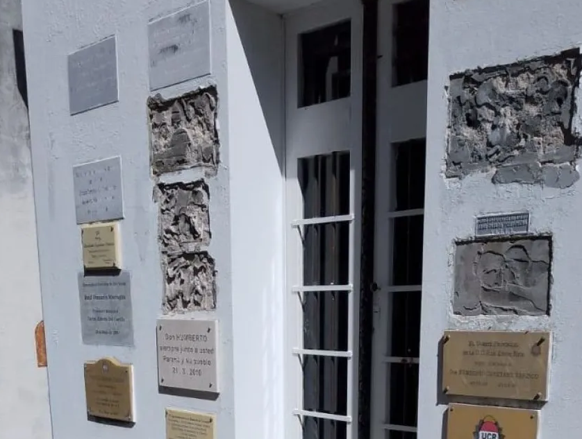 Violentaron el panteón de la familia Varisco y se robaron placas de bronce