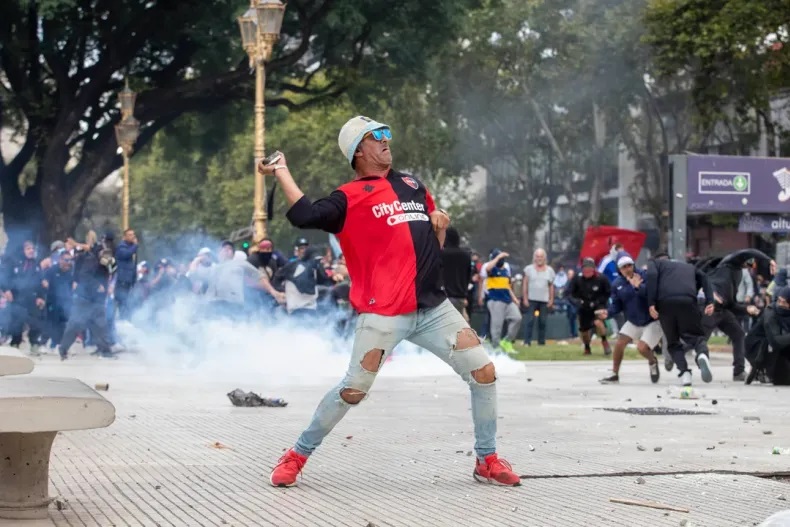Barrabravas coparon la marcha de los jubilados: los clubes que representaban Barrabravas coparon la marcha de los jubilados: los clubes que representaban
