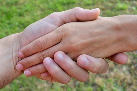 Tres hermanitos buscan una familia
