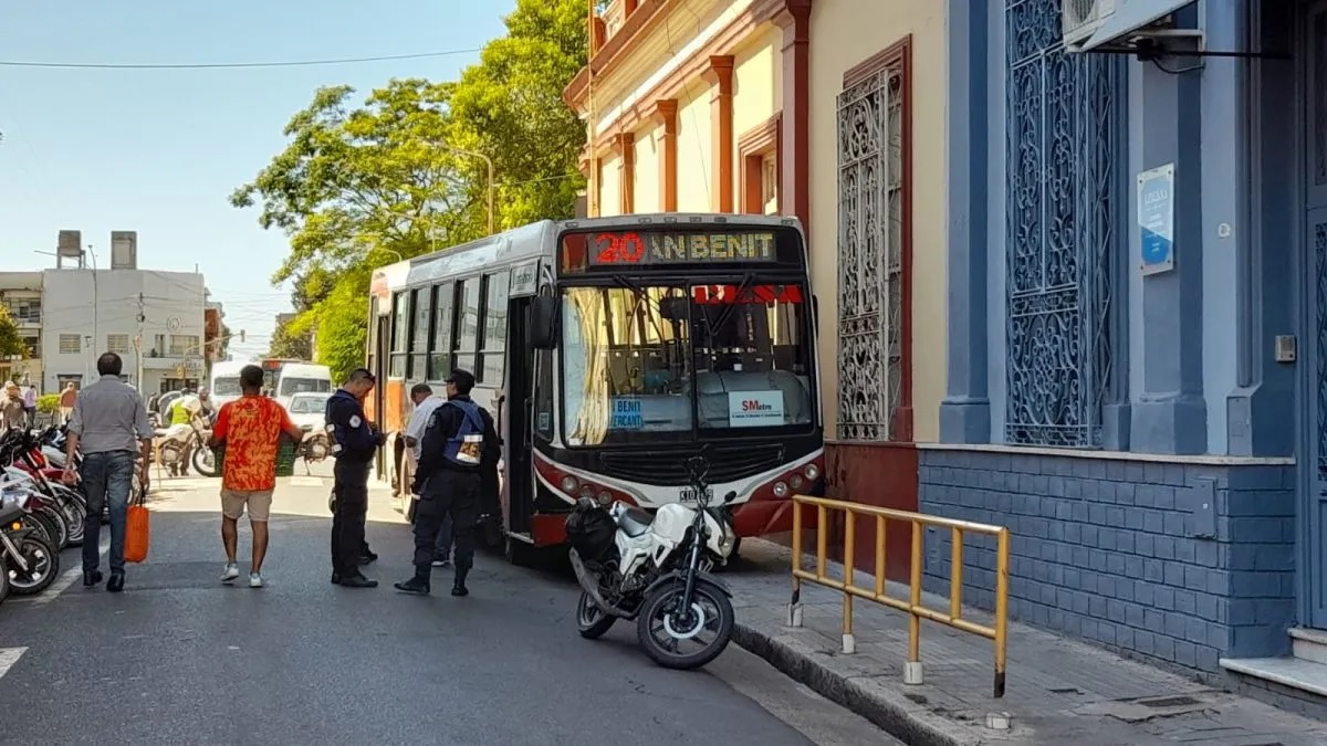 Colectivo se sube a la vereda en pleno microcentro de Paraná