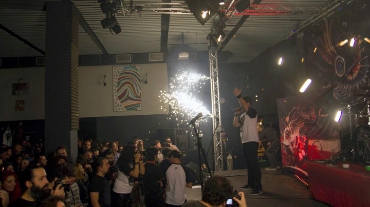 Tiraron pirotecnia en un recital dentro de un boliche, se incendió y murieron 59 personas
