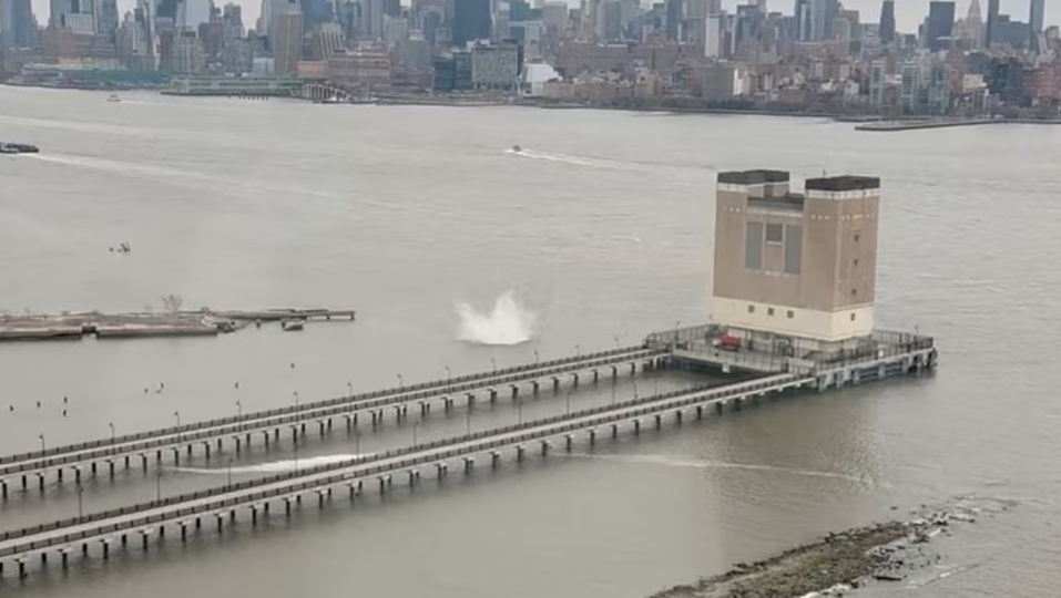 Un helicóptero se estrelló en Nueva York este jueves por la tarde, dejando un saldo de seis muertos Un helicóptero se estrelló en Nueva York este jueves por la tarde, dejando un saldo de seis muertos