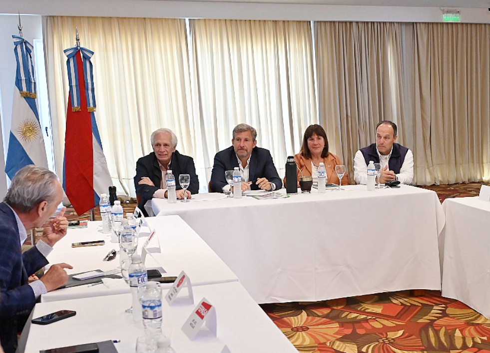 Frigerio reunió a avicultores en Villa Elisa y propuso soluciones conjuntas para mejorar la infraestructura