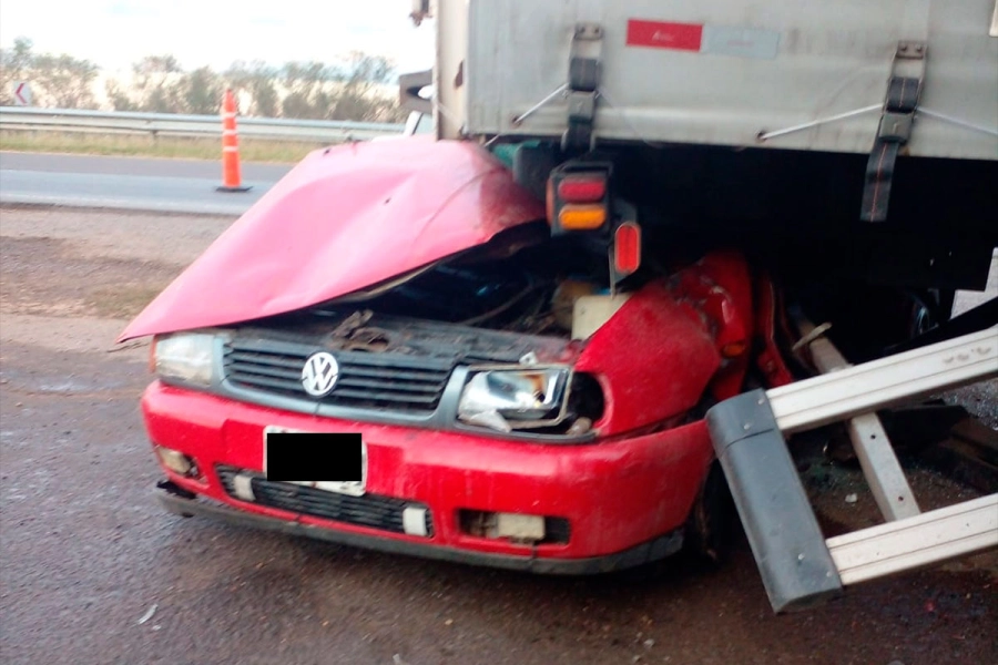Grave accidente en Ruta 12 tras chocar su auto contra un camión Grave accidente en Ruta 12 tras chocar su auto contra un camión
