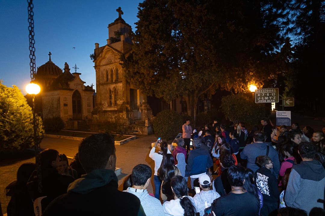 Exitoso recorrido nocturno por el Cementerio Municipal