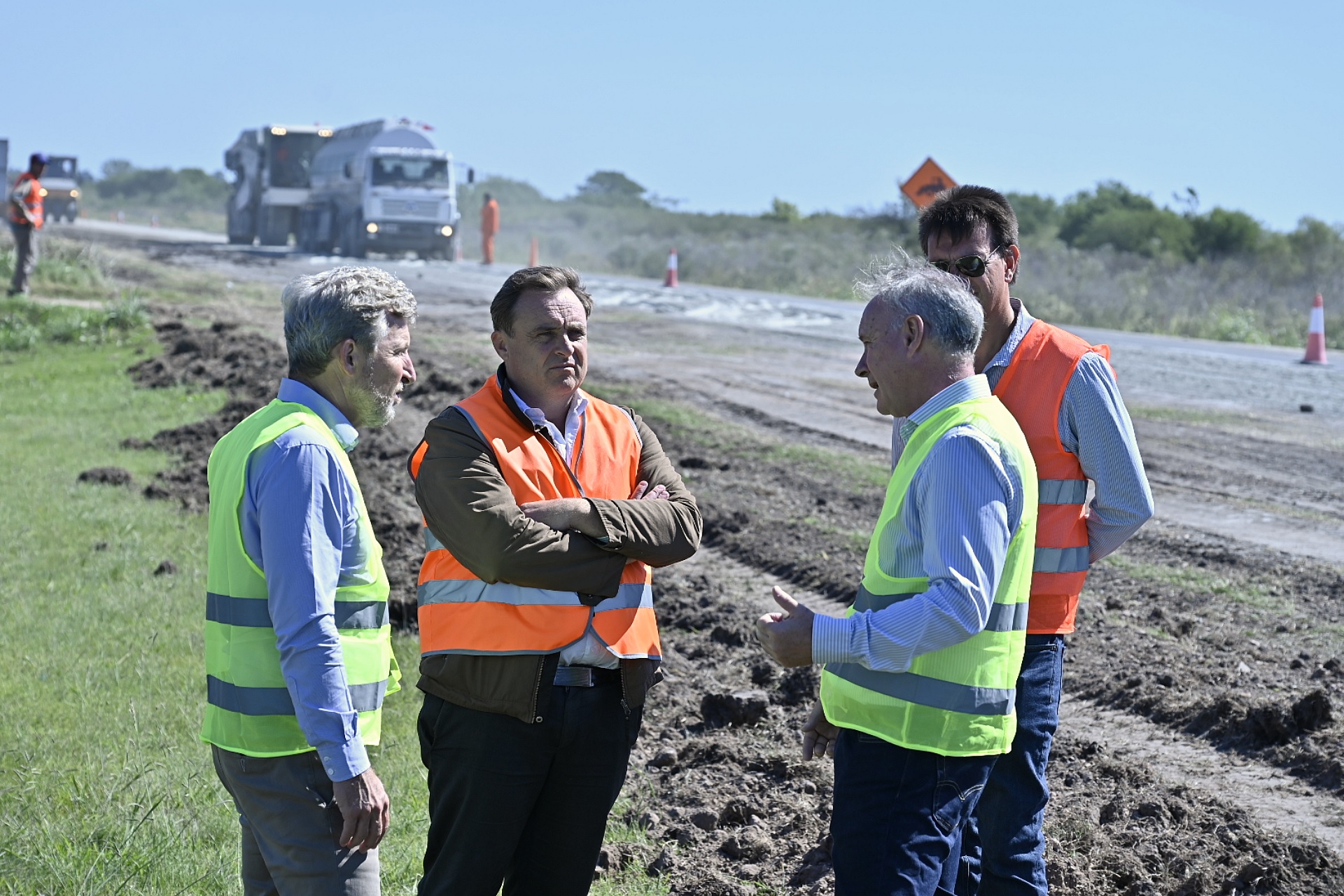 Frigerio recorrió las obras de reparación de las rutas 39 y 20 y encabezó reunión de gabinete