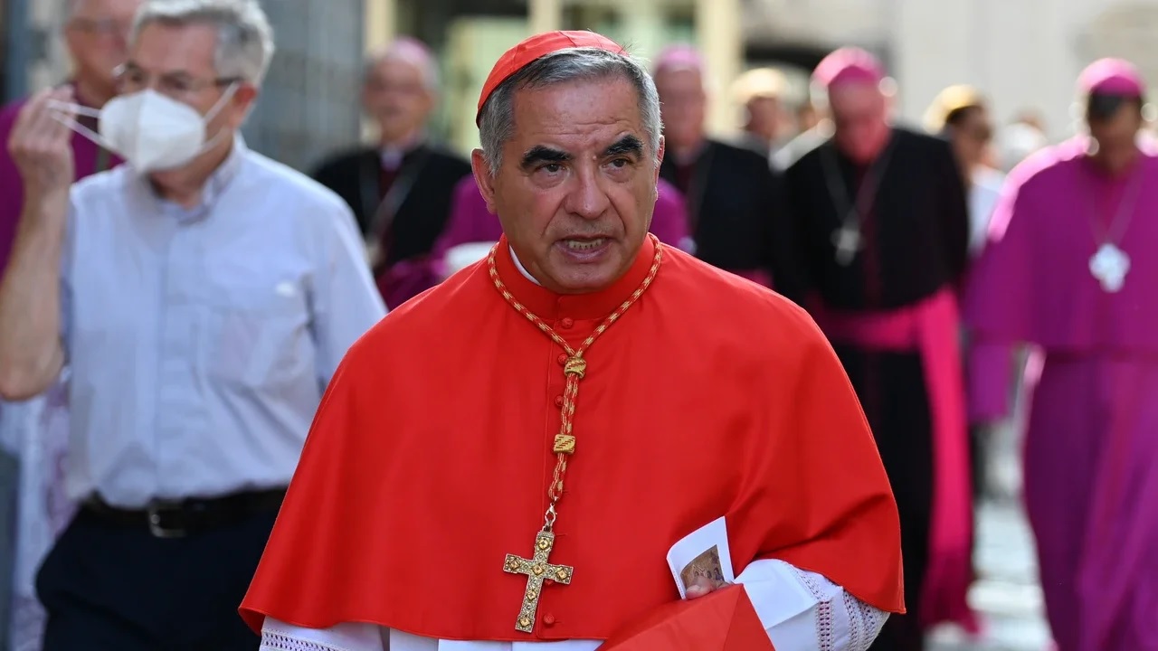 Becciu, el cardenal vetado por Francisco, renunció al Cónclave que elegirá al nuevo Papa