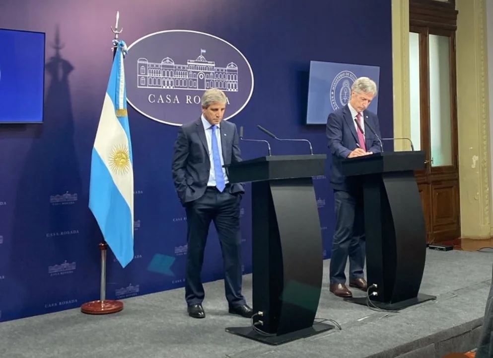 El Gobierno anunció que el lunes se levanta el cepo cambiario con un dólar de hasta .400
