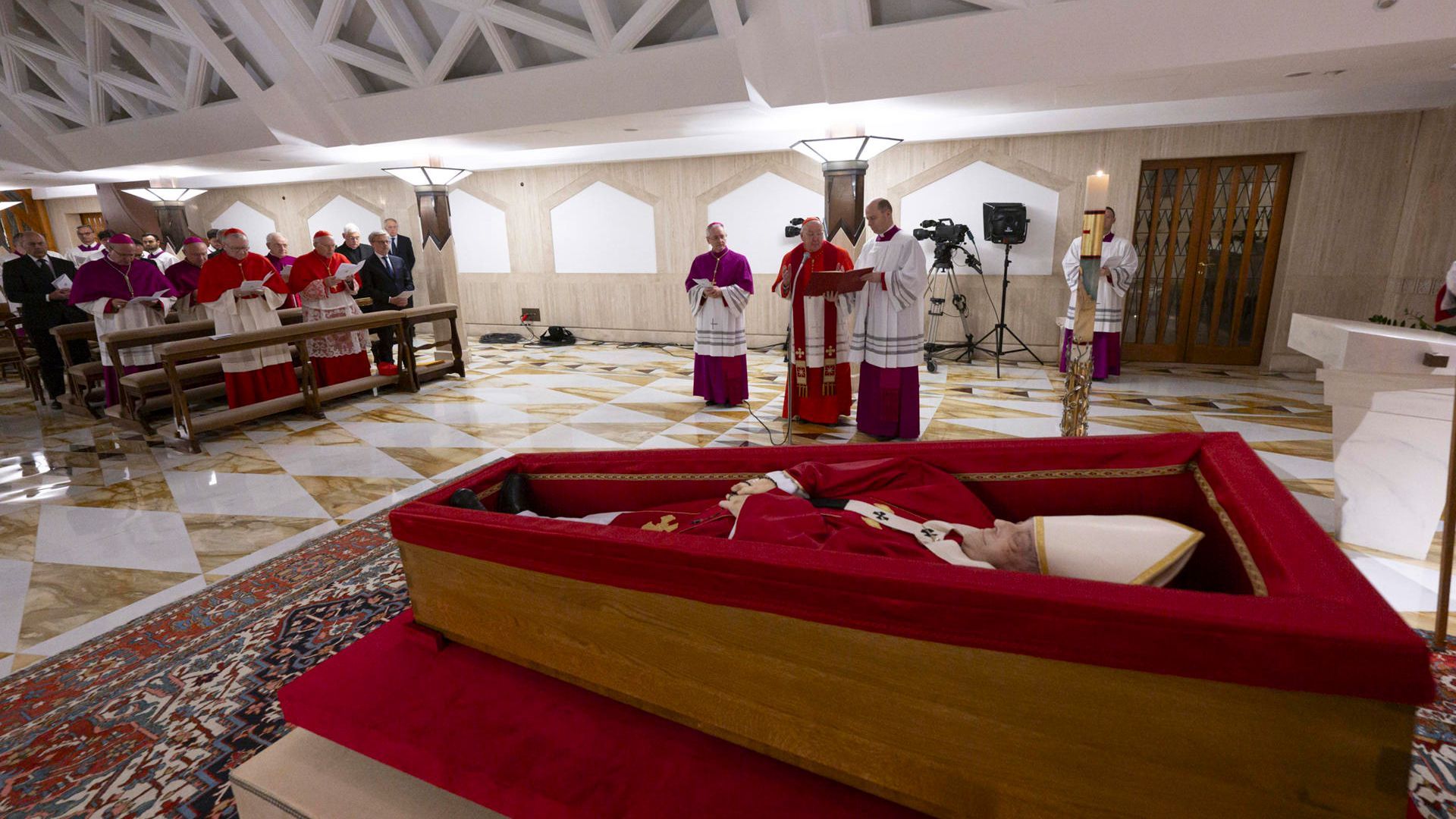 La muerte del papa Francisco: primeras imágenes del féretro