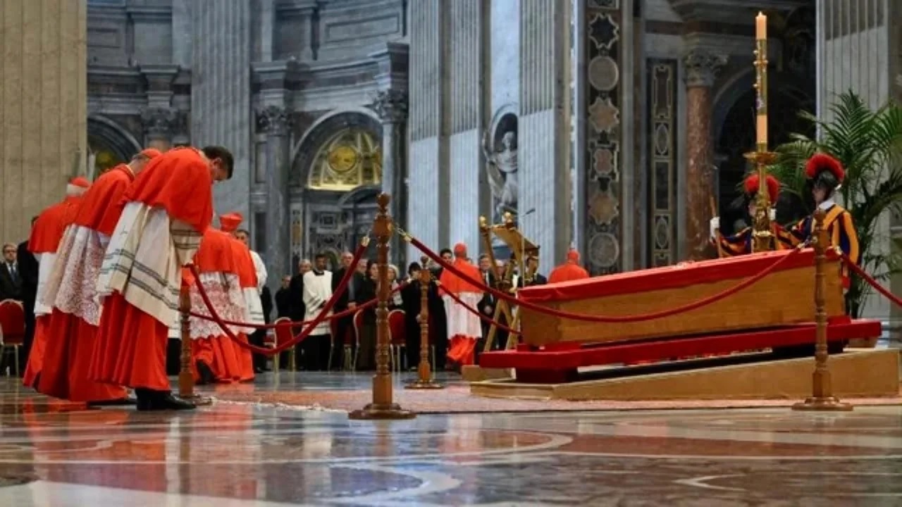 Viajar a Roma para despedir al papa Francisco: cuánto cuesta