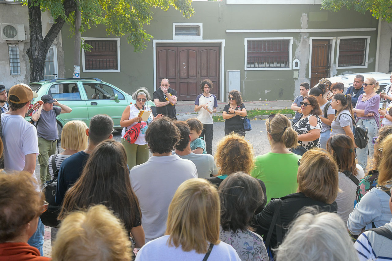 Vecinos disfrutaron del recorrido literario por el barrio La Alcantarilla