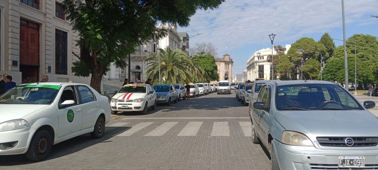 Taxistas y remiseros reclamaron en Paraná por la falta de control sobre UBER y DIDI