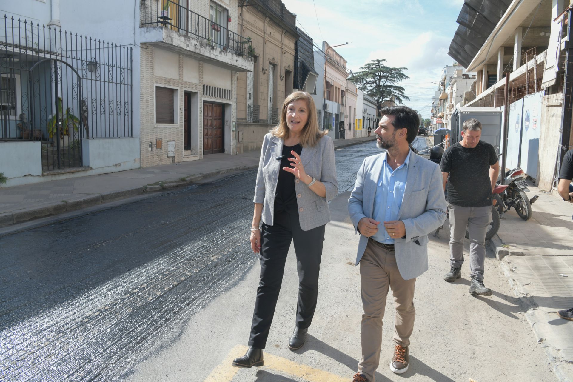 La Intendenta recorrió la obra de repavimentación en calle Cervantes