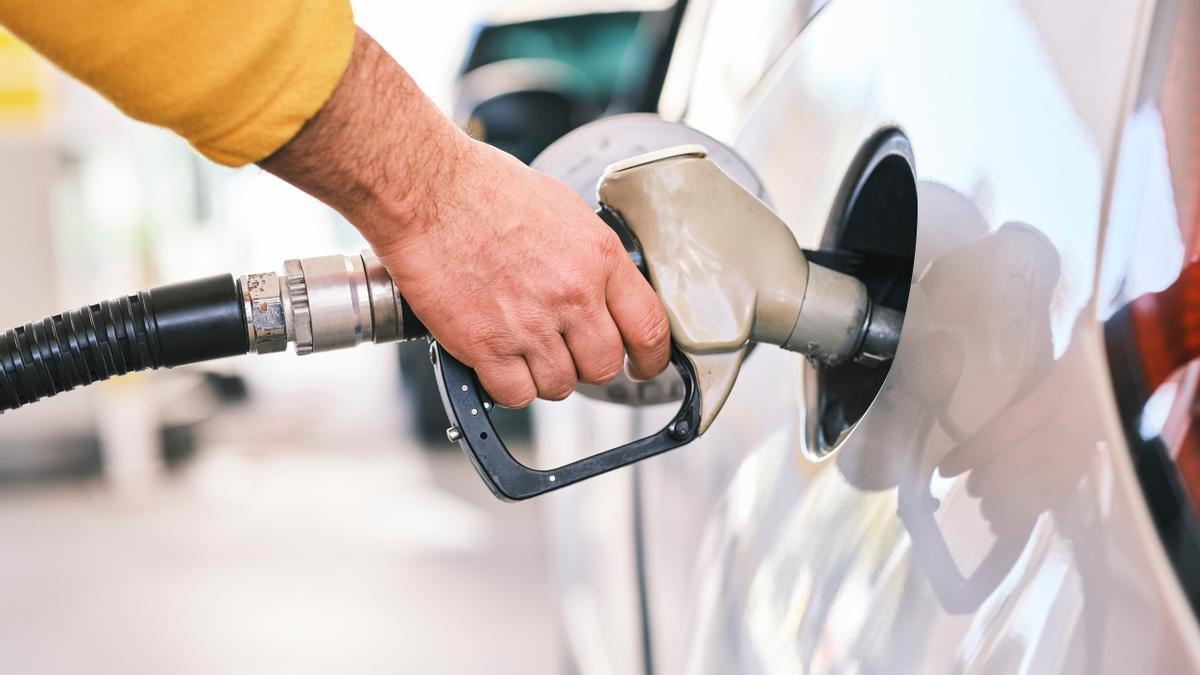 Este domingo vuelven a subir los precios de los combustibles