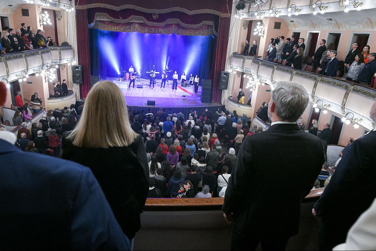 Gala Patria por el 25 de Mayo se celebró con la propuesta artística de Cauce Litoral