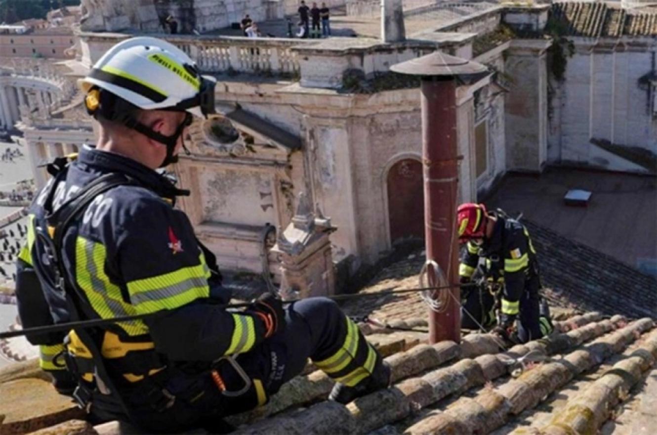 Instalaron la chimenea que anunciará la elección del nuevo Papa Instalaron la chimenea que anunciará la elección del nuevo Papa