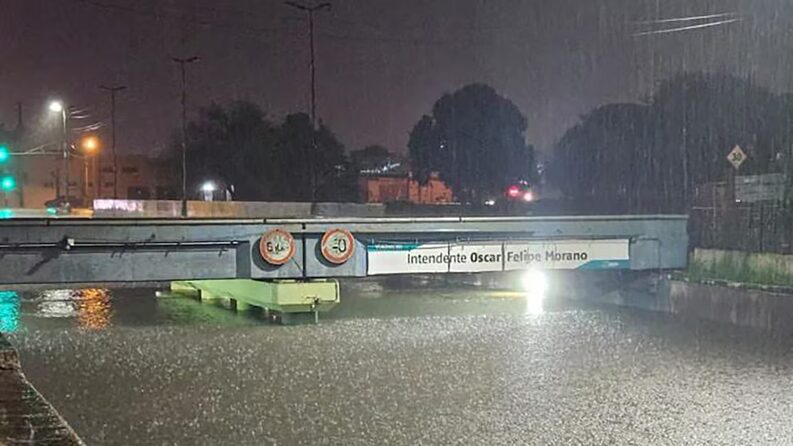 Más de mil evacuados en Buenos Aires por las lluvias: rutas cortadas y  alerta roja en el norte provincial - Diario Neuquino - Responsabilidad  profesional y compromiso con la realidad