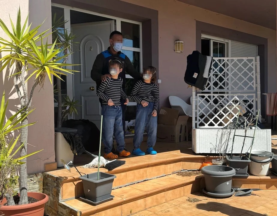 Detuvieron a padres que sometían a sus hijos de 8 y 10 años a vivir con barbijos, pañales y aislados