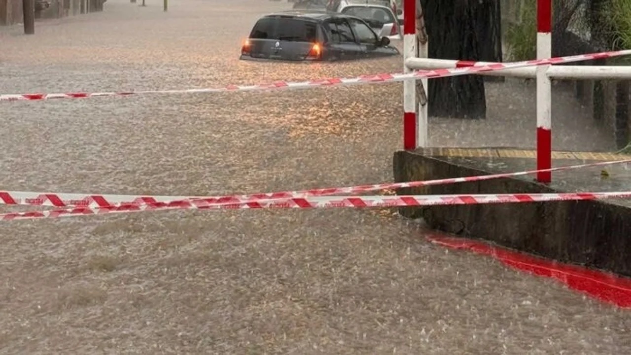 Más de mil evacuados por las tormentas en Buenos Aires y 10 municipios en alerta roja