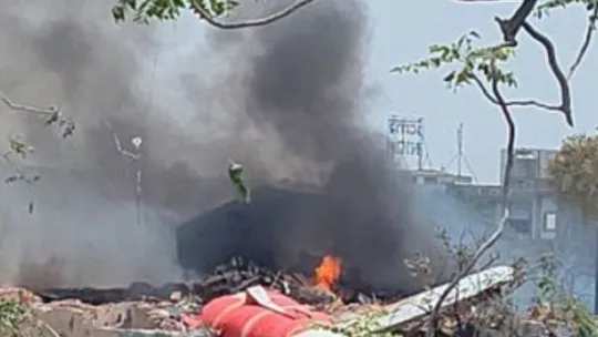 Un avión de Air India se estrelló poco después de despegar con más de 242 personas a bordo