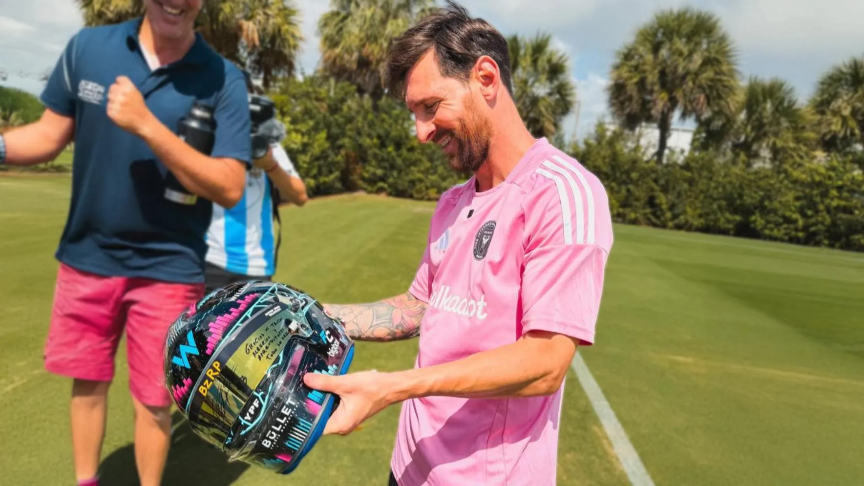 Franco Colapinto sorprendió a Lionel Messi con un casco de regalo Franco Colapinto sorprendió a Lionel Messi con un casco de regalo