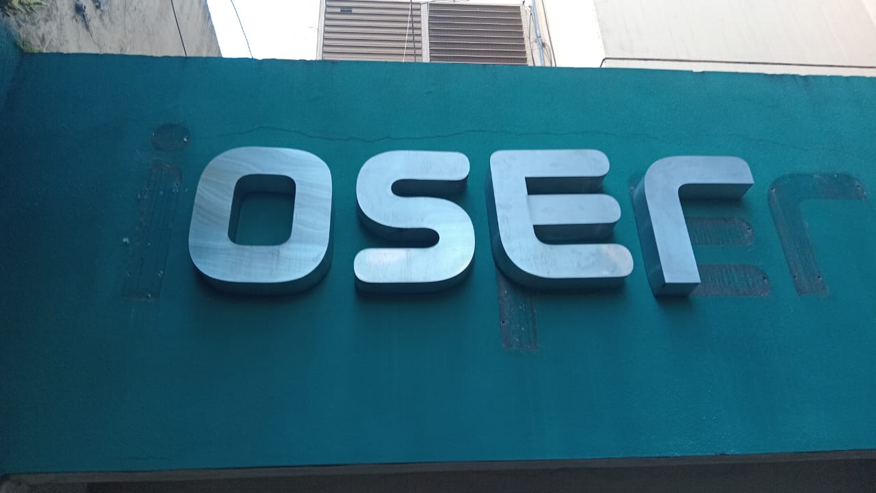 Cambian las letras: OSER reemplazó la cartelería de Iosper en su sede central Cambian las letras: OSER reemplazó la cartelería de Iosper en su sede central
