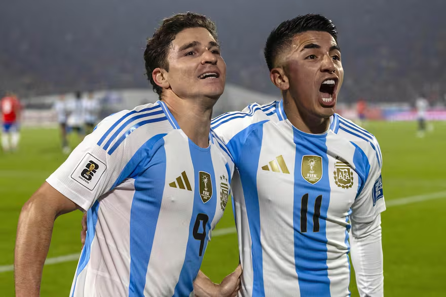 Argentina aseguró su liderazgo y complicó a Chile