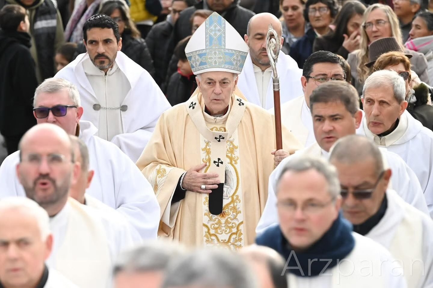 Despedida y gratitud: Monseñor Puiggari presidió su última misa en Corpus Christi