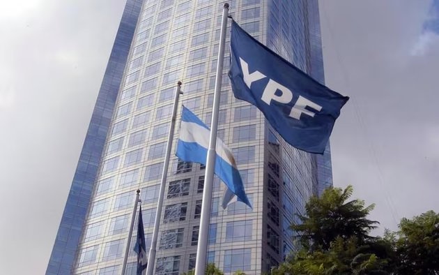 YPF: la Justicia ordenó que Argentina transfiera el 51% de acciones a los demandantes