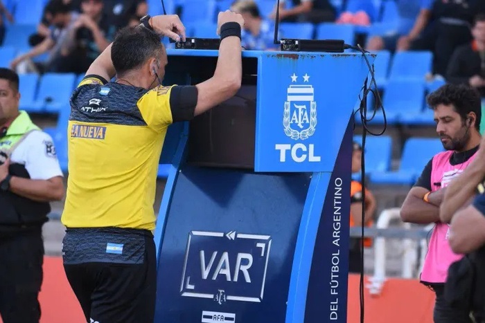 Conmebol toma una decisión para terminar con las protestas de los jugadores al VAR