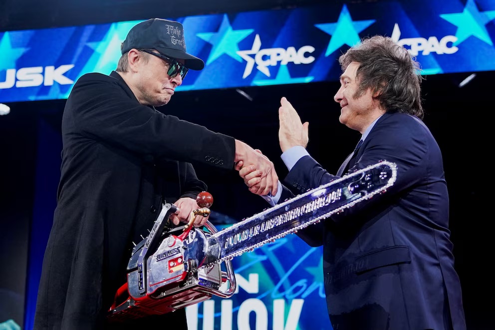 Elon Musk se arrepintió de la foto con la motosierra de Milei Elon Musk se arrepintió de la foto con la motosierra de Milei