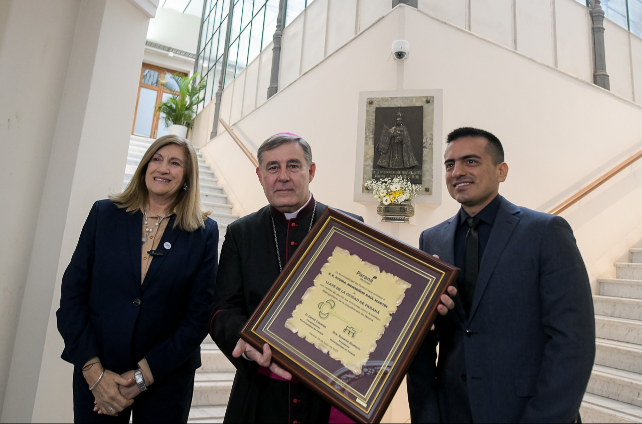 La intendenta Rosario Romero entregó la Llave de la Ciudad al nuevo arzobispo de Paraná, Raúl Martín - Municipalidad de Paraná
