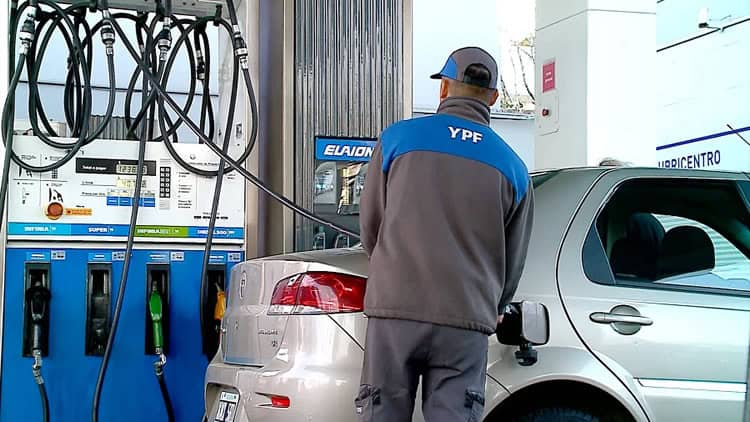 El impuesto a los combustibles se ajustará por inflación y se vienen nuevos aumentos de las naftas