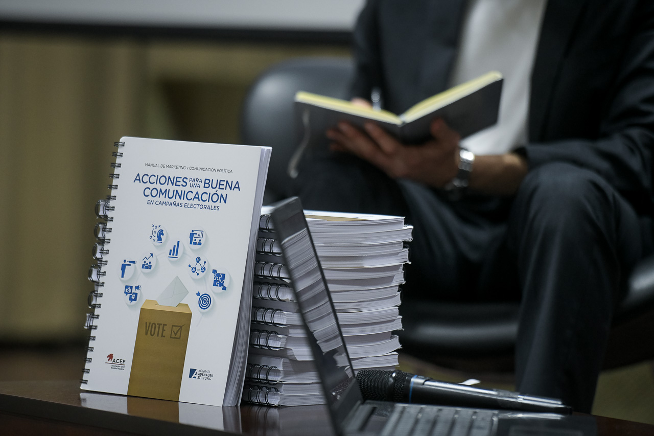 Presentaron en Paraná un libro sobre comunicación política