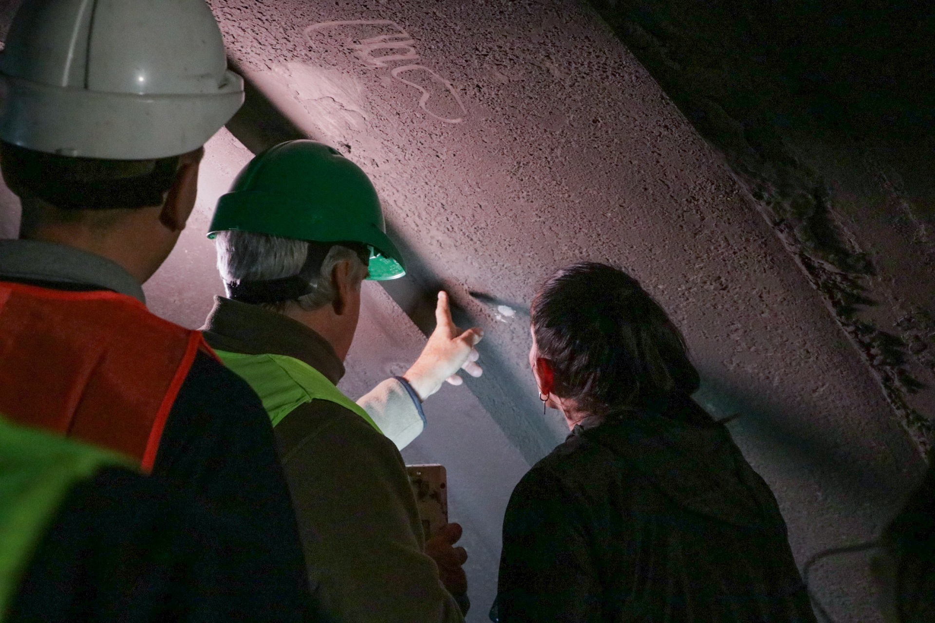 Inyectan material hidroactivo en las juntas del túnel subfluvial Inyectan material hidroactivo en las juntas del túnel subfluvial