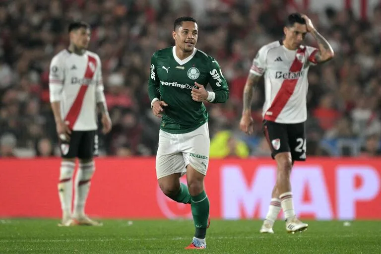 En el estadio Monumental, el ´Millonario´ cayó 2-1 en la ida de los cuartos de final de la Copa Libertadores