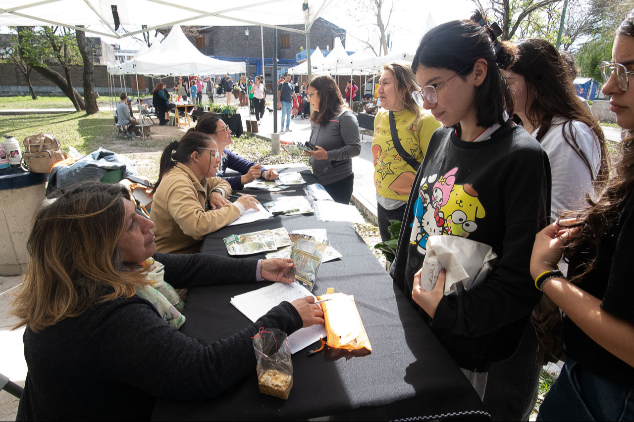 Vecinos disfrutaron de la Bioferia en Parque Gazzano con productos saludables y kits de semillas