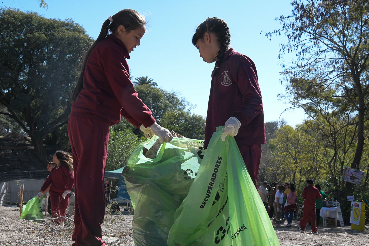 Se realizó una nueva jornada de limpieza del arroyo La Santiagueña