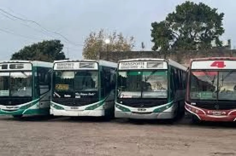 Continúa el paro de choferes de colectivos urbanos en la mañana del sábado Continúa el paro de choferes de colectivos urbanos en la mañana del sábado