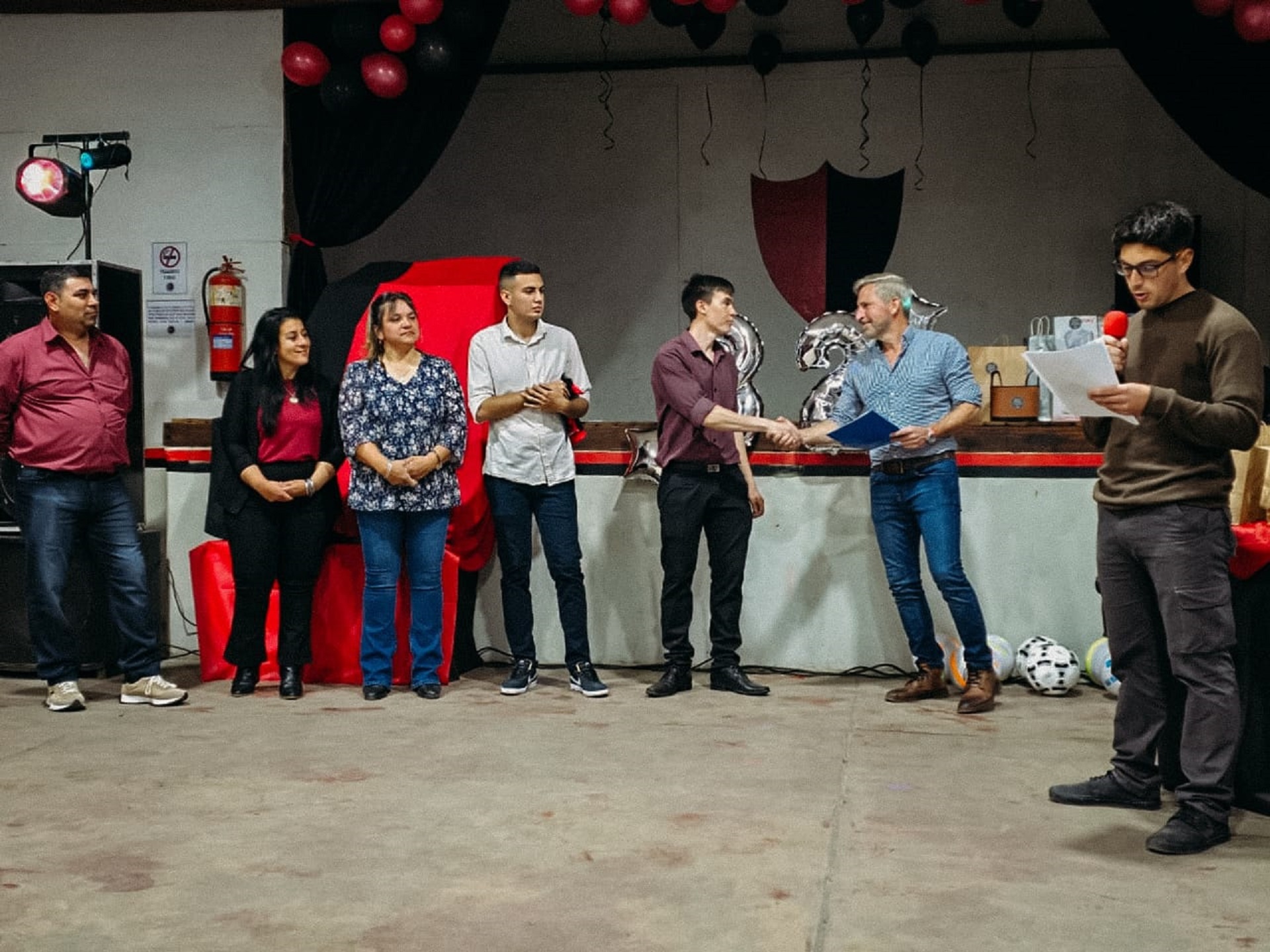 El gobernador acompañó las celebraciones por un nuevo aniversario de Club Isleños Independientes