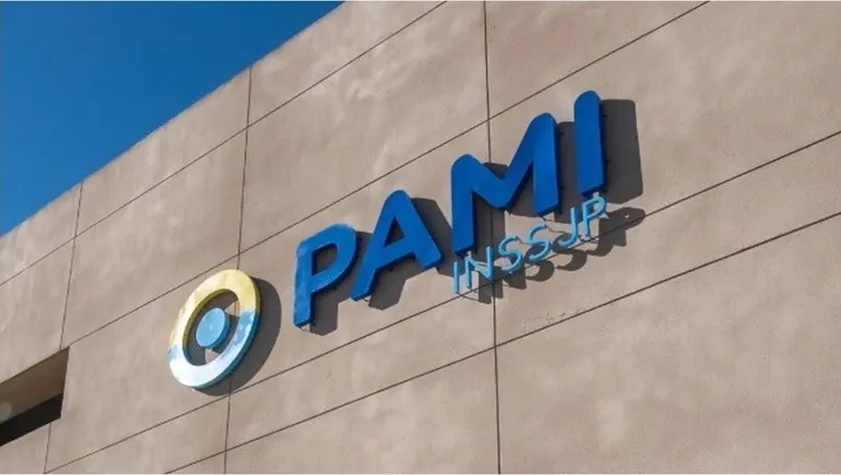 PAMI: denuncian sobreprecios en lentes para la operación de cataratas