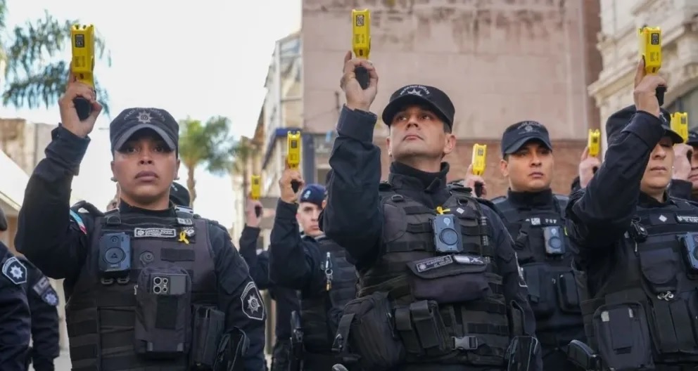 Policías de la ciudad Santa Fe comienzan a utilizar armas pistolas taser Policías de la ciudad Santa Fe comienzan a utilizar armas pistolas taser