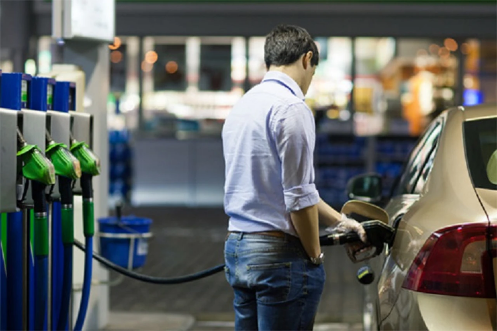 El Gobierno volvió a postergar parte del aumento del impuesto a los combustibles