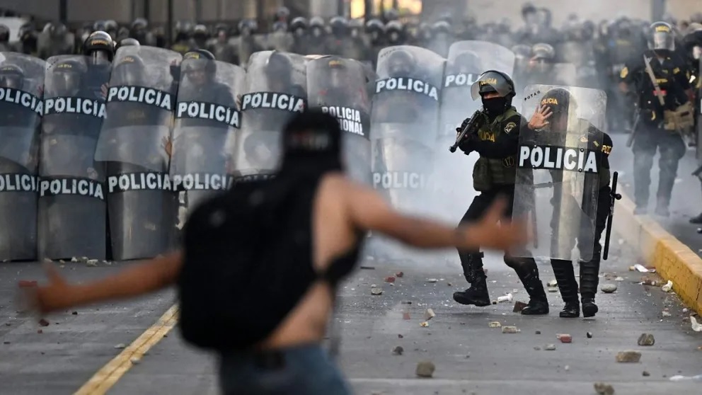 Máxima tensión en Perú: murió un joven en una protesta y tambalea el nuevo gobierno de José Jerí